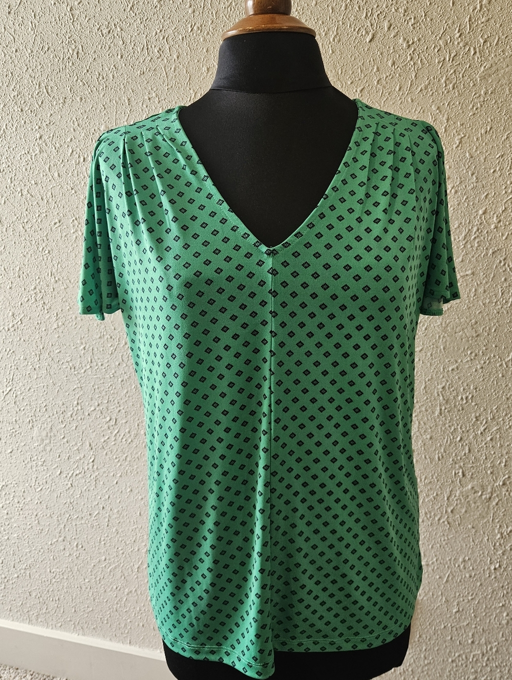 Liz Claiborne Green V-Neck Short Sleeve Tee with Black Diamond Print